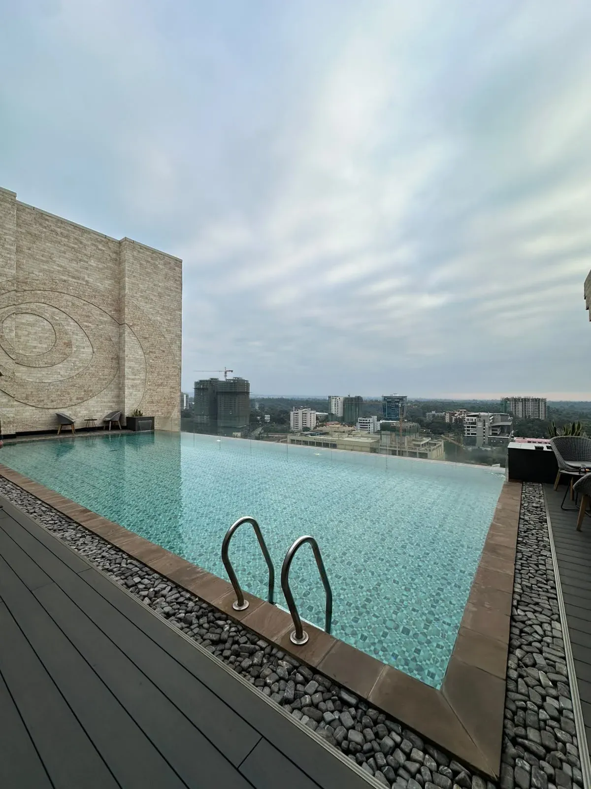 Poolarea mit Blick über Nairobi