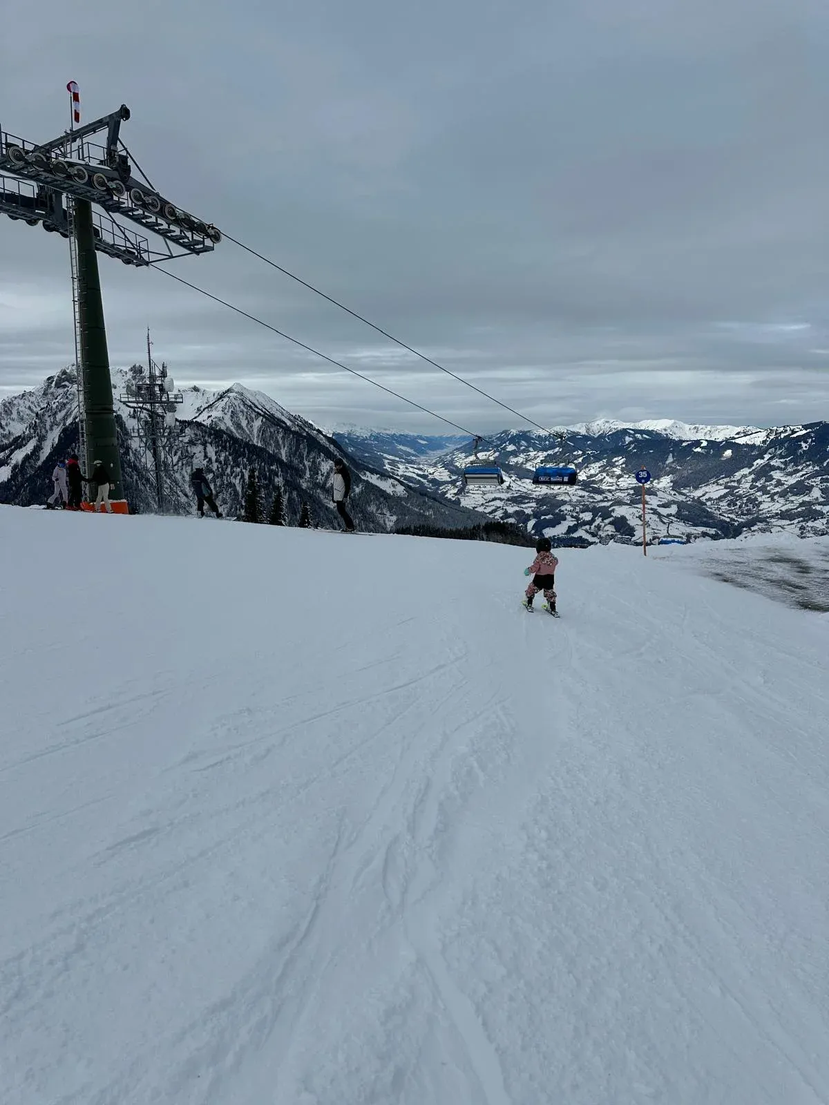 Skifahren im Alpendorf